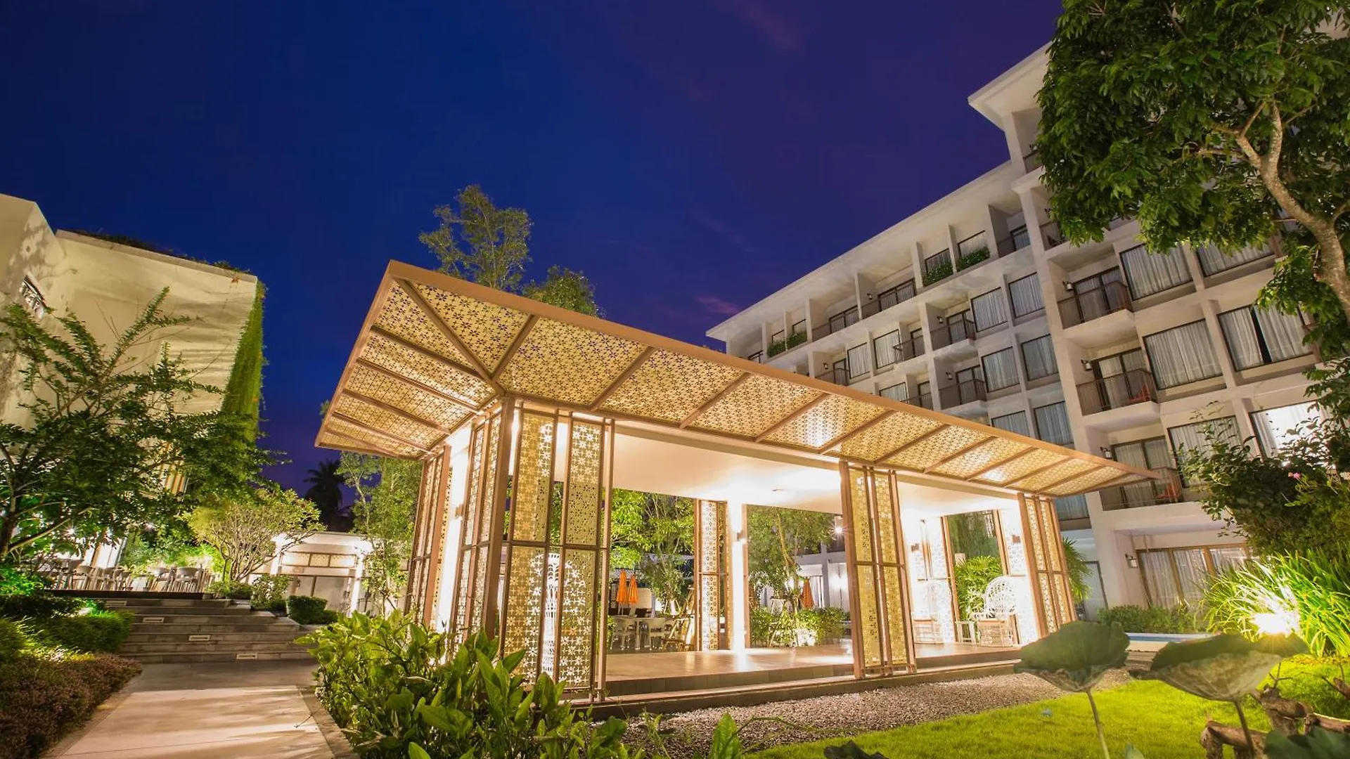 **** מלון Proud Phuket Hotel, Naiyang Beach תאילנד